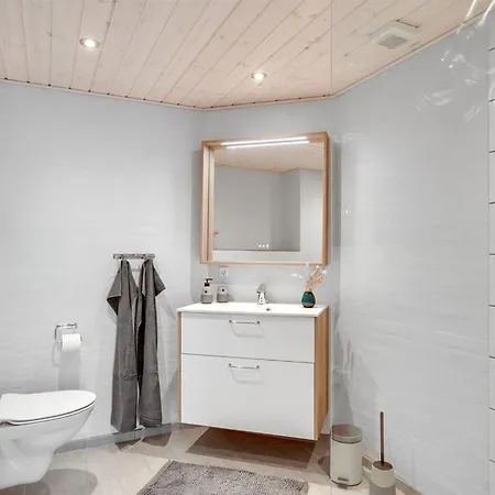 Vakantiehuis Rebecca - 1-5km From The Sea By Interhome Hals